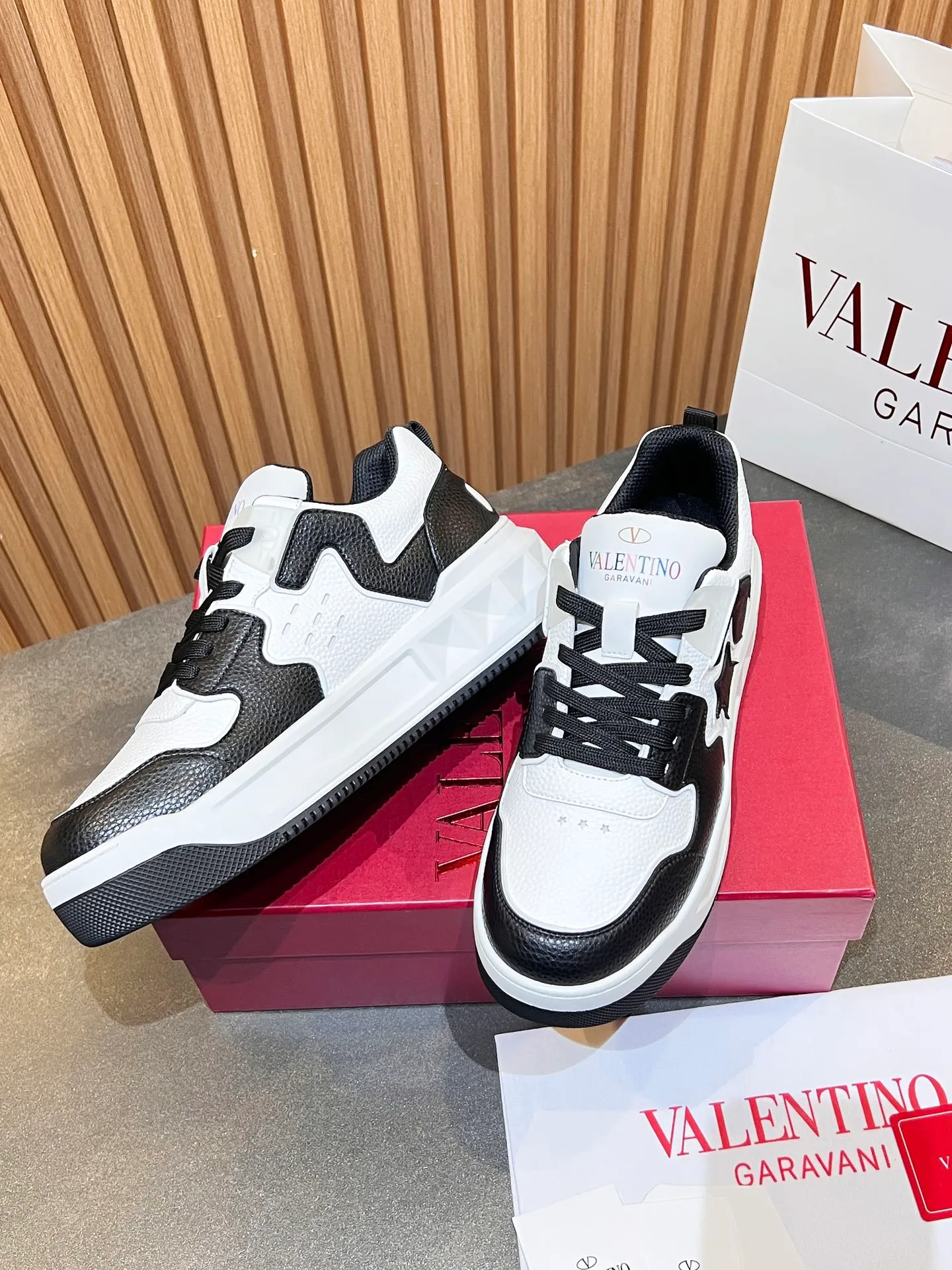 👟👟Ex-factory price 660👟👟 𝑽𝒂𝒍𝒆𝒏𝒕𝒊𝒏𝒐Valentino 𝑶𝒏𝒆𝑺𝒕𝒖𝒅 Couple casual sports shoes series Valentino 2024 new couple sports shoes are on sale. The original ZP was purchased and dismantled. Repeated pattern making and modification. I tried my best to restore it one to one! Top luxury masterpiece Signature five-pointed star design Soft and comfortable genuine leather with contrasting colors brings excellent and elegant texture and excellent on-foot comfort Top purchasing version upper: imported calfskin surface/original oil edge craftsmanship Outsole: original development 𝐓𝐏𝐔 two-color combination outsole Packaging: original configuration complete package Code number: 34-𝟒𝟓